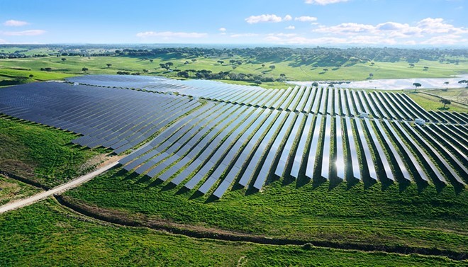 LONGi solarni paneli elektrana na zemlji